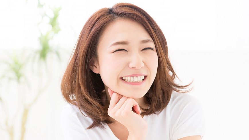 気になる部分をインビザラインで整えている患者のイメージ