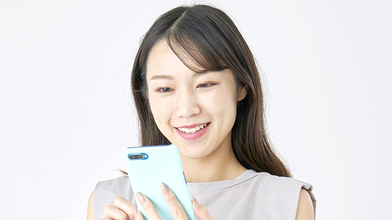 スマホアプリで歯の写真を撮影する患者