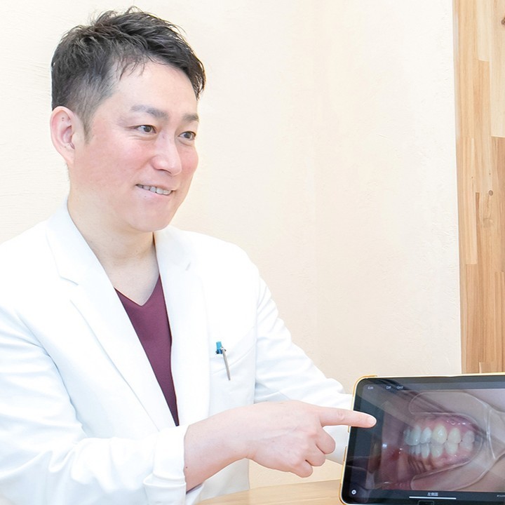 治療計画を患者に説明する矯正担当医