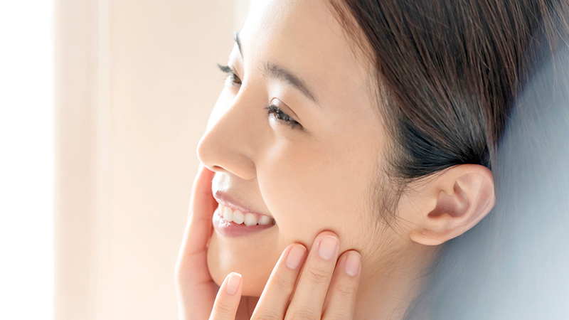 歯並びが整った横顔の美しい女性