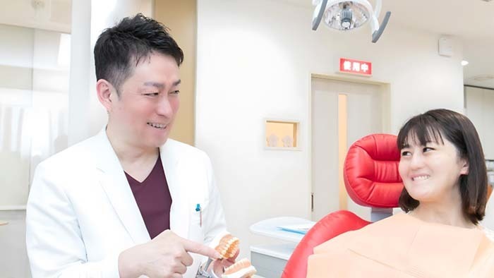 むらつ歯科クリニックの矯正相談に対応するDr.三嶋