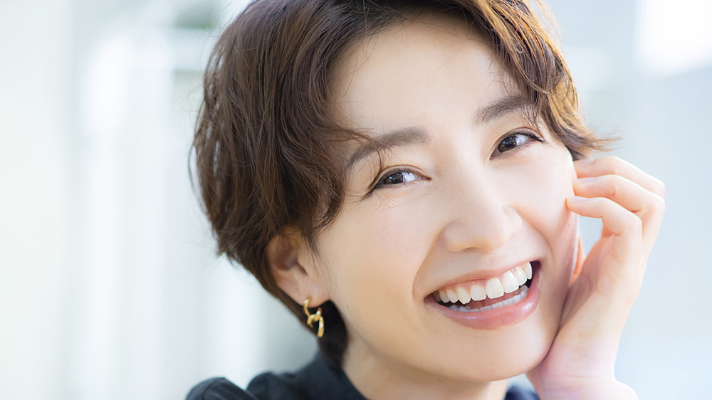 歯並びがきれいになって笑顔を見せる女性患者のイメージ