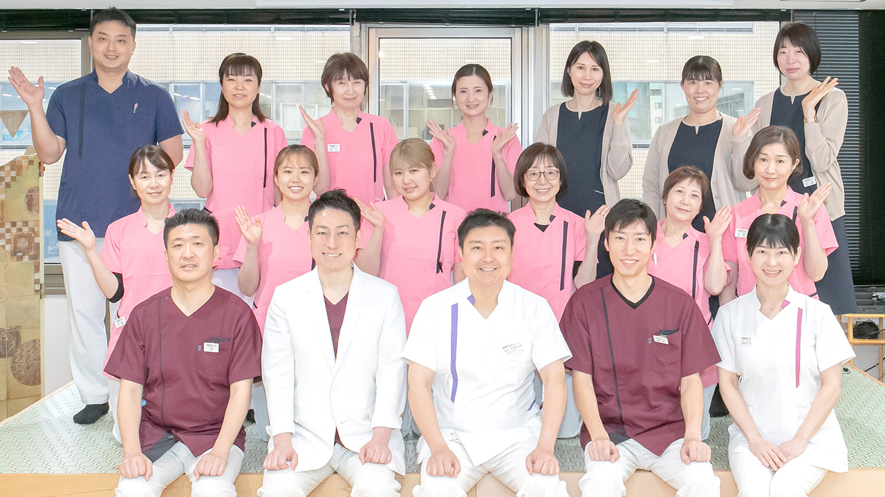 むらつ歯科クリニックの矯正担当医とスタッフの集合写真