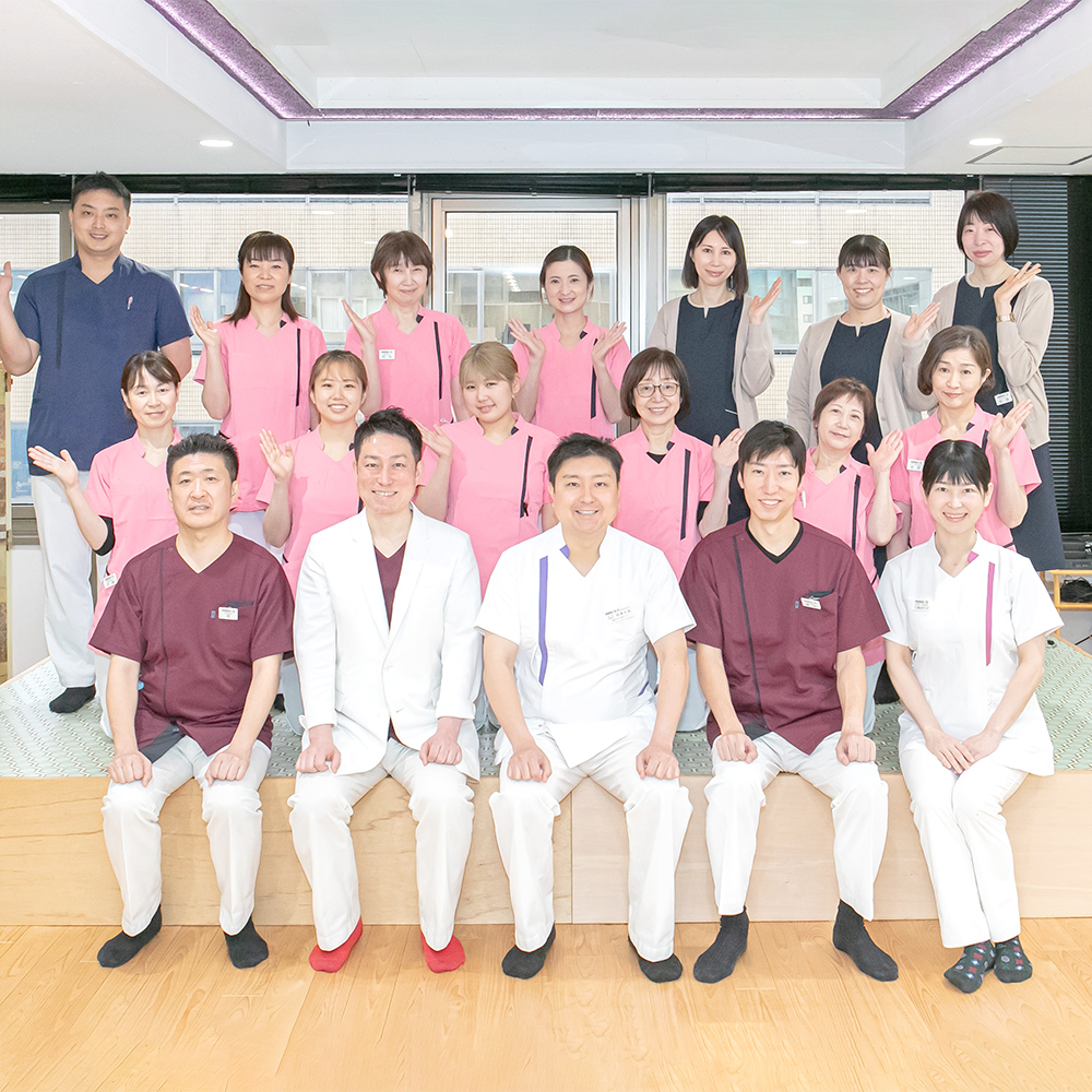 福岡の歯科矯正で人気を博すむらつ歯科クリニックのスタッフ集合写真