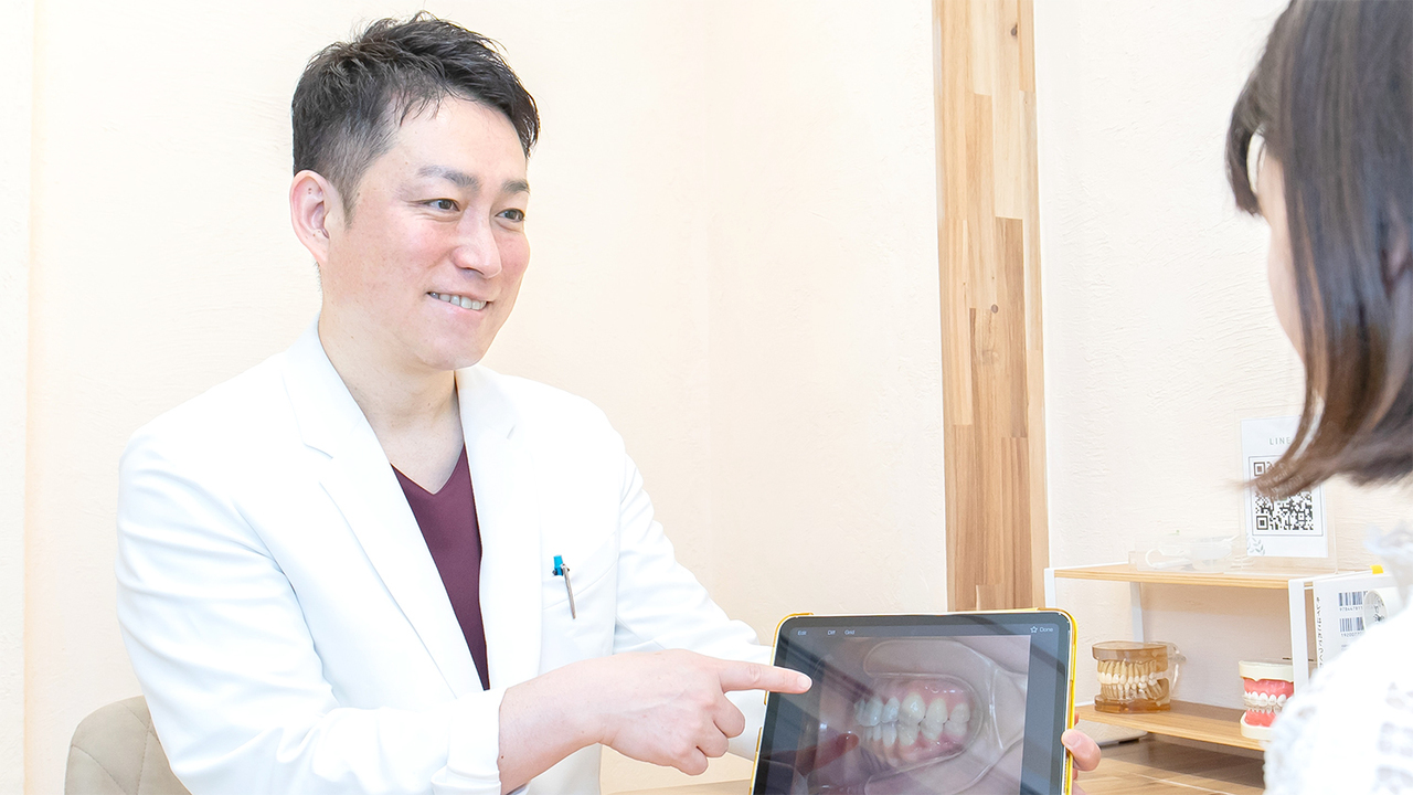 シミュレーションで治療後の歯並びを確認する患者のイメージ