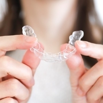 歯の矯正後に笑顔を見せる女性の口元