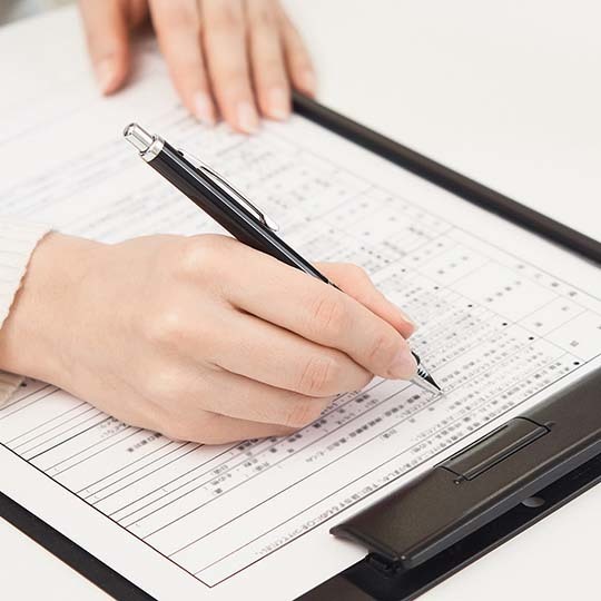 歯列矯正の契約書に記入するイメージ