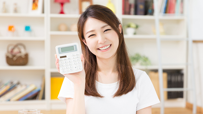 福岡で矯正歯科を安い費用で受けられることを伝える女性のイメージ写真