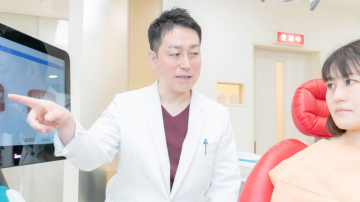 リラックスした雰囲気で話す患者と矯正担当医