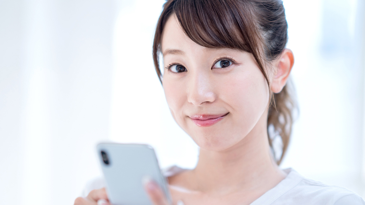 スマートフォンを手に持つ女性